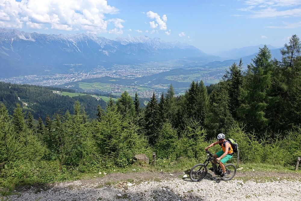 Es zieht sich hin zur Mutterer Alm - im Tal liegt Innsbruck
