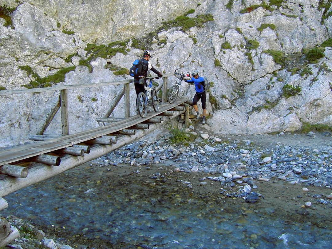 nach der Brücke beginnt der Trail durch die Geröllhalden nach der Brücke beginnt der Trail durch die Geröllhalden