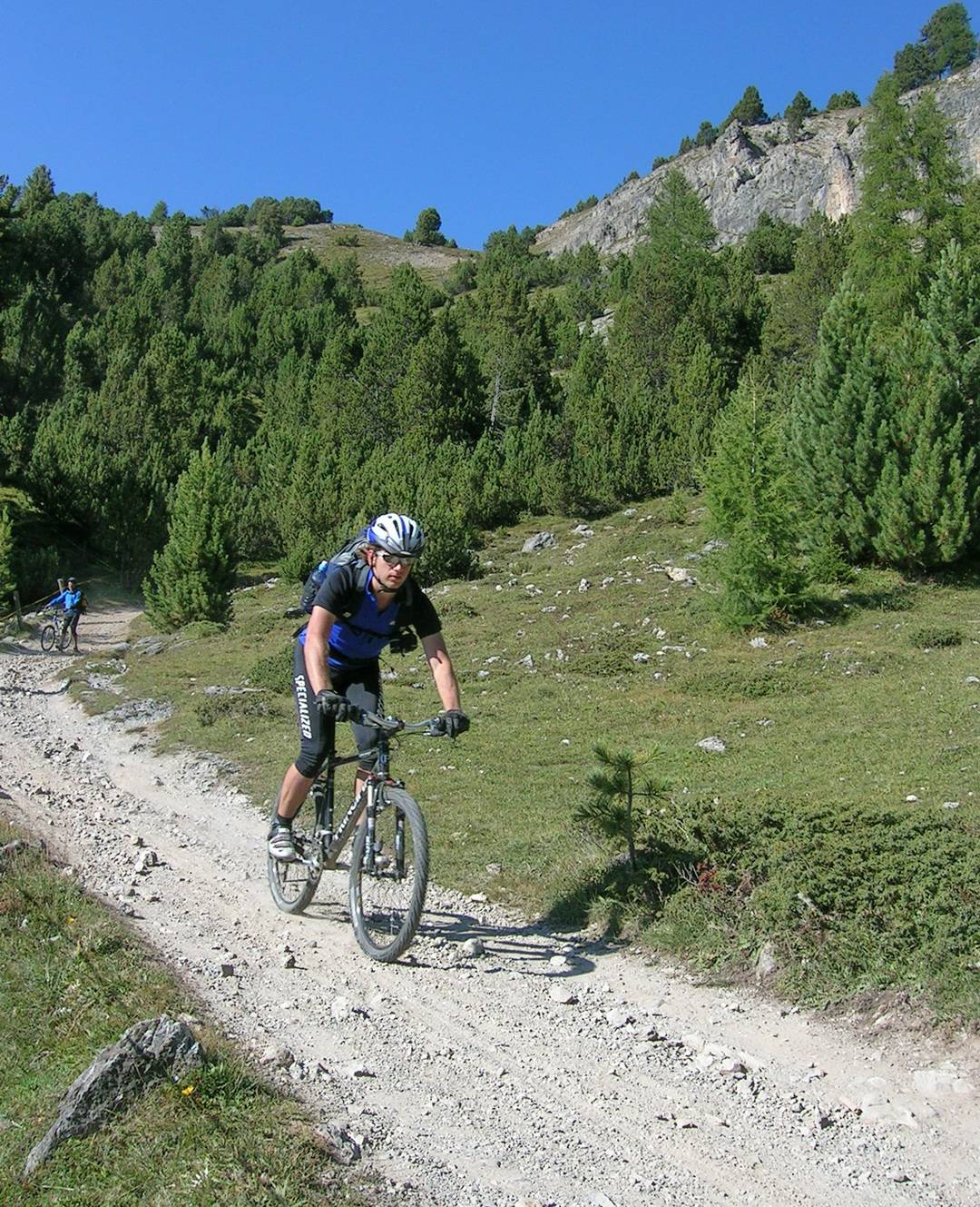 Steile Abfahrt vom Pass da Costainas