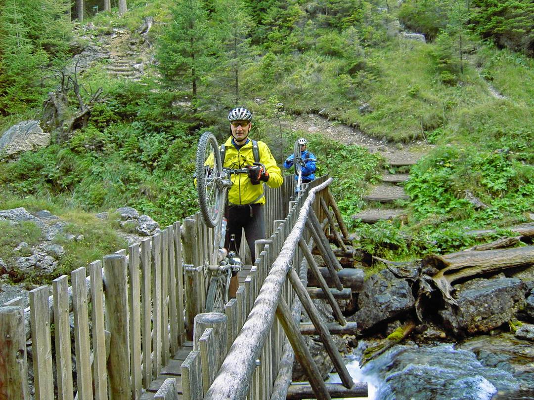 Steg Steg unterhalb des Wasserfalls