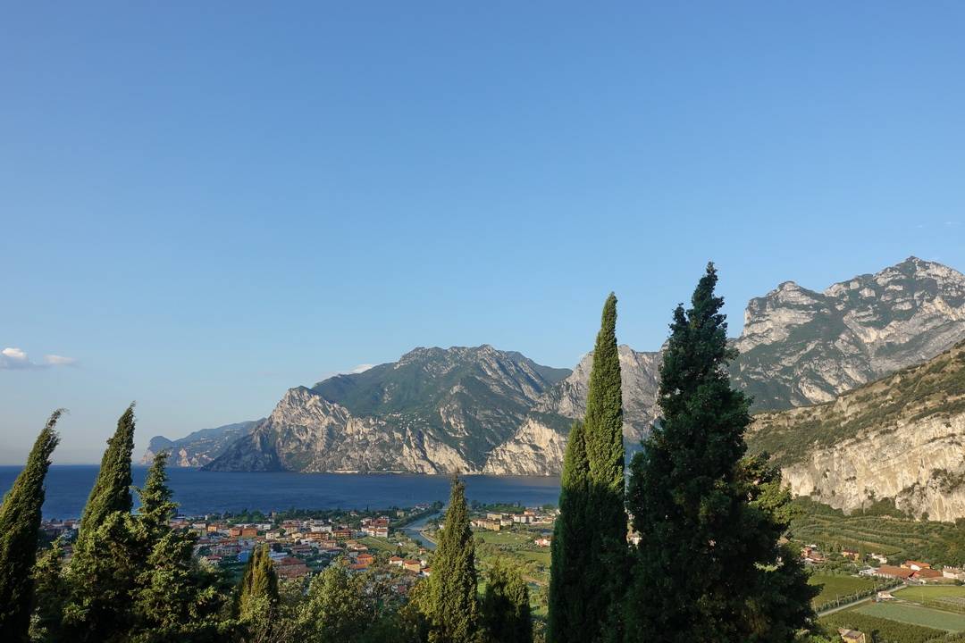 Blick von Nago zurück auf den Gardasee
