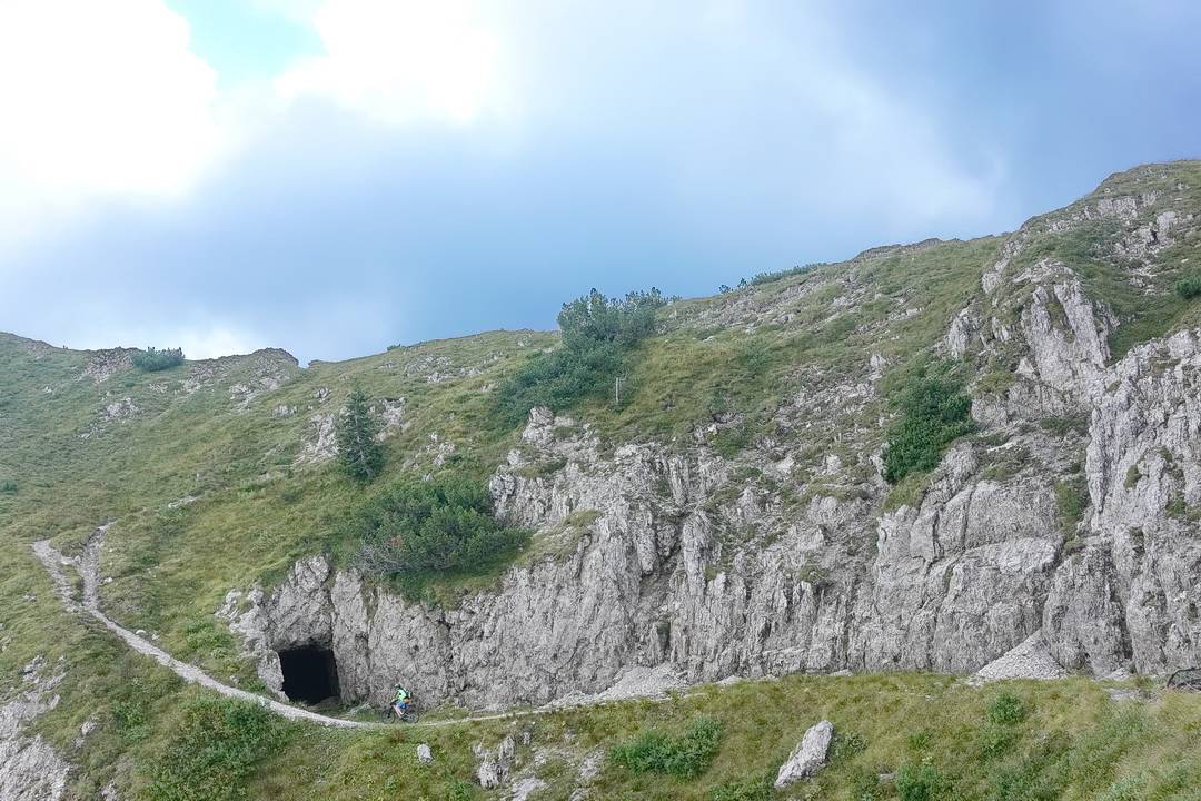 Dieser Tunnel ist unvollendet - über den Kamm muss man schieben.