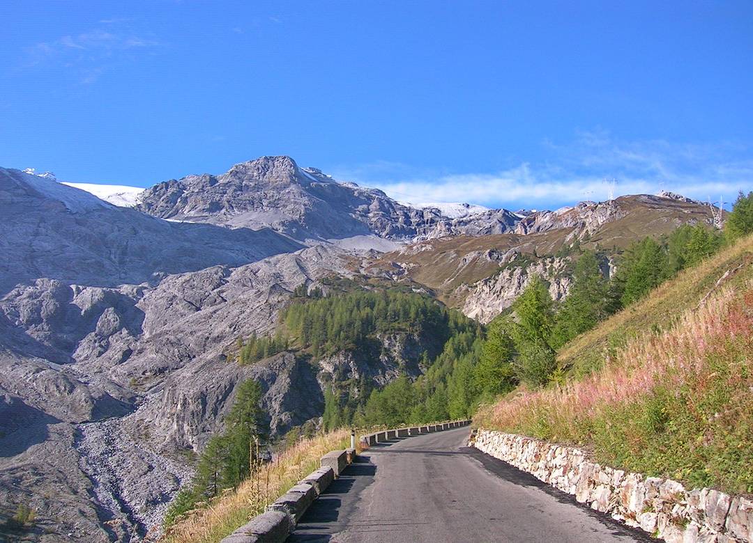 Anfahrt zum Stilfser Joch in den frühen Morgenstunden - da hat man die Strecke noch allein