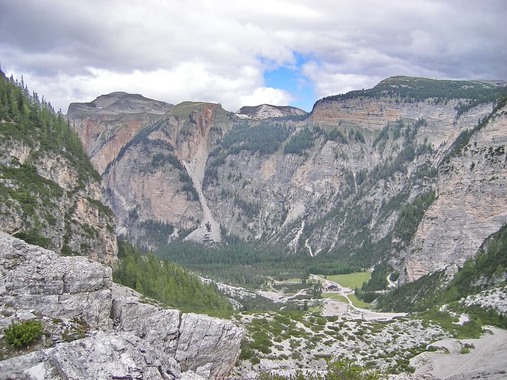 Fanes: tief im Tal die Pederü-Hütte