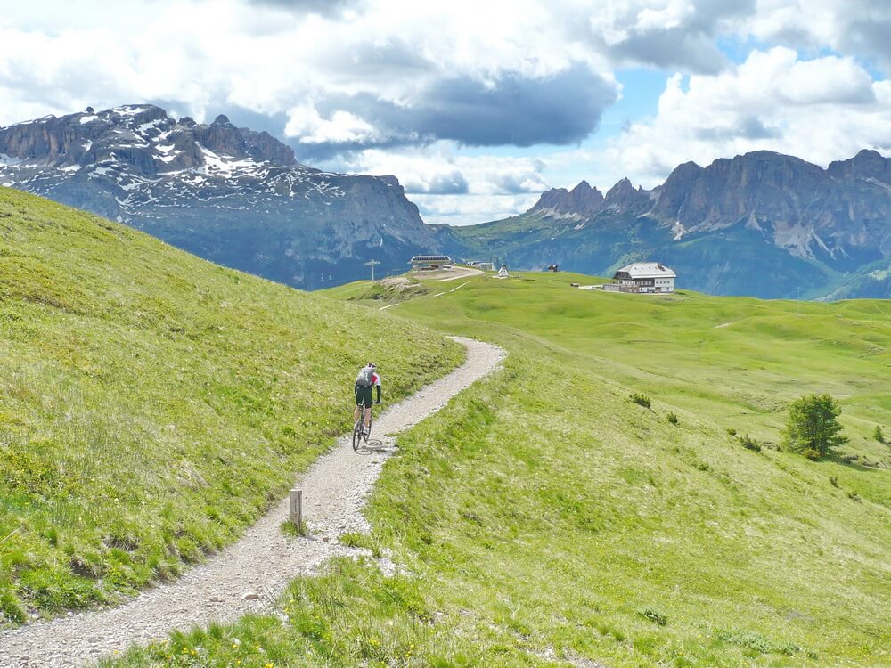 Pralongia: links Piz Boè, inder Mitte Grödner Joch