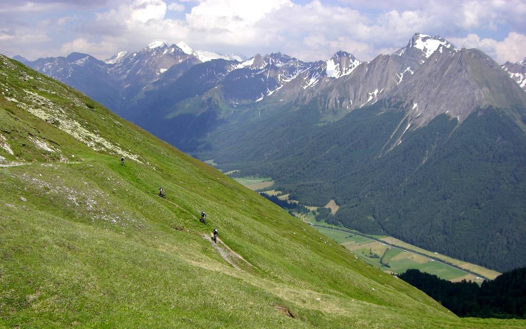 Abfahrt am Schlüsseljoch - in weiten Kehren schwingt sich die Militärpiste hinunter ins Pfitscher Tal