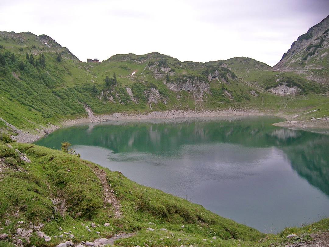 Formarinsee: im Hintergrund Freiburger Hütte