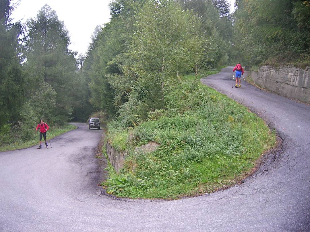 Fleißaufgabe: mit Skirollern von Grosio zum Passo Foppa/Mortirolo