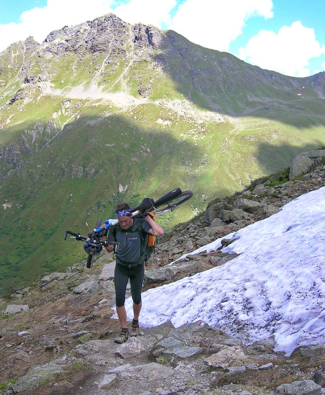 Auf dem Weg zum Schlappiner Joch neben viel Schieben zur Abwechslung mal Tragen des Bikes