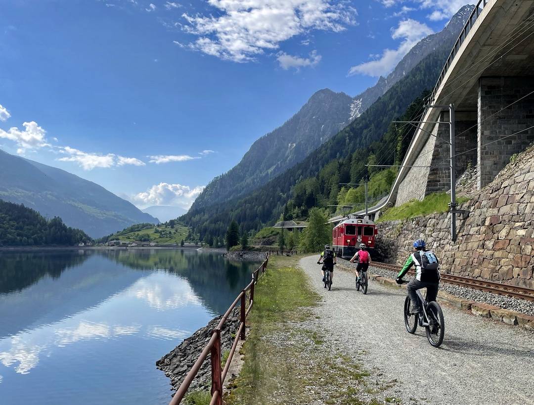 Parallelverkehr am Lago di Poschiavo