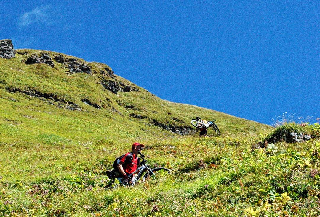 Schieben und Tragen am Risetenpass (Foto: Darko Cetojevic)
