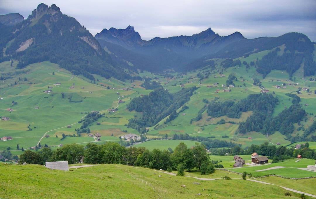 Im Tal liegt Stein: hinter den Bergen das Walenseer Land