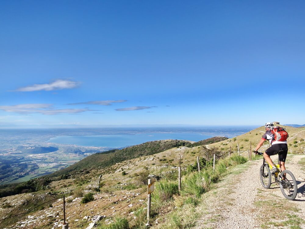 Erster Blick auf den Lago im Süden des Monte Baldos