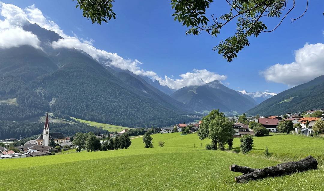 Telfer Wiesen Telfer Wiesen: Blick über Telfes zum Stubaigletscher
