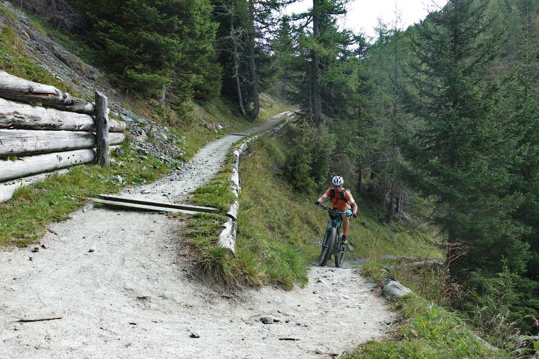 Spitzkehren auf dem Weg zum Valler Jöchl