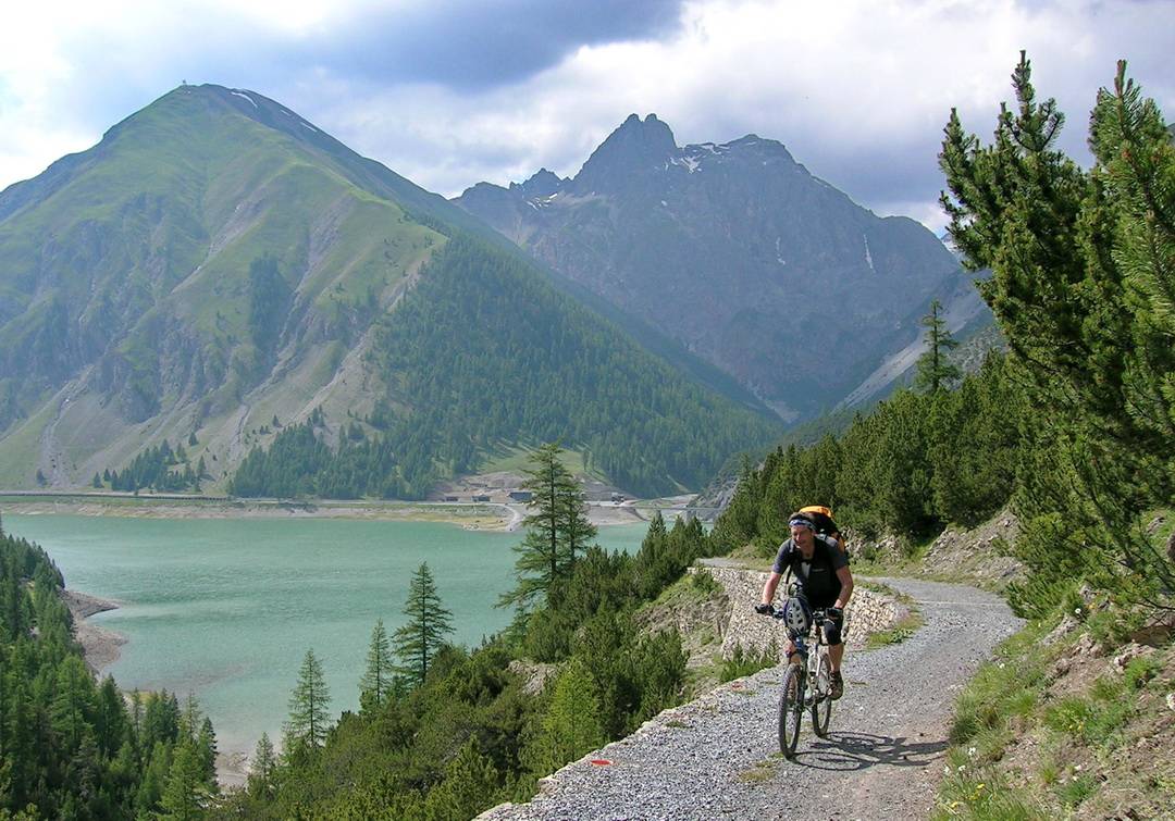 Auffahrt zum Passo di Alpisella: zum Glück gibt es auch weniger steile und damit gut fahrbare Abschnitte