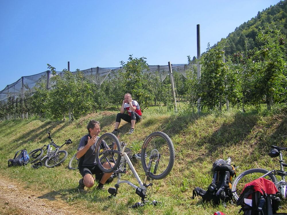 Rast und Bikecheck am Radweg auf der alten Bahntrasse