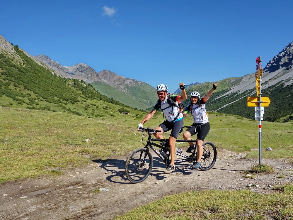 Von St. Moritz nach Venedig über die Alpen
mit dem MTB-Tandem am Pass da Costainas (2251 m)