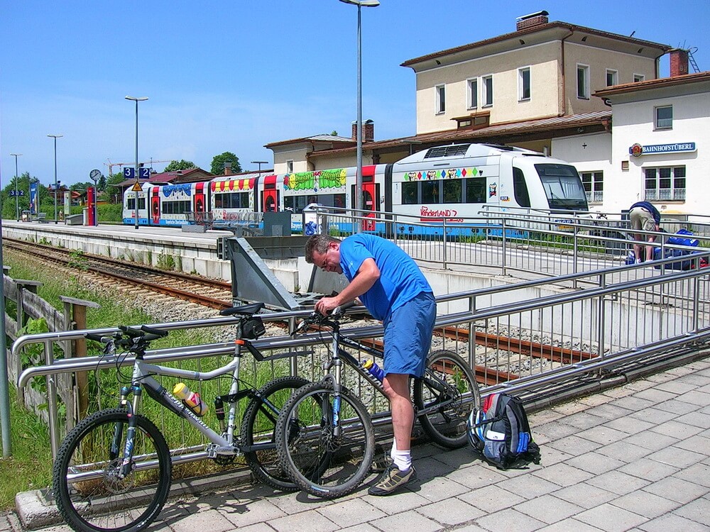 Anreise mit der Bahn: Uli beim letzten Bikecheck und los geht's