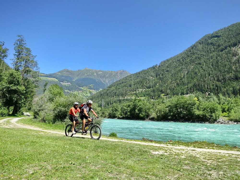 Mit dem MTB direkt am Inn entlang ist die schönerer Alternative als der Radweg