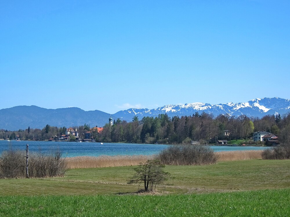Starnberger See bei Seeshaupt - Blick zu den noch schneebedeckten Alpen