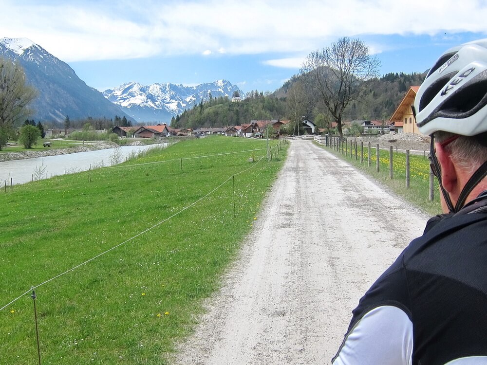 An der Loisach: Blick zur Zugspitze - die Hinterfrau auf dem Tandem hat die Hände frei zum Fotografieren