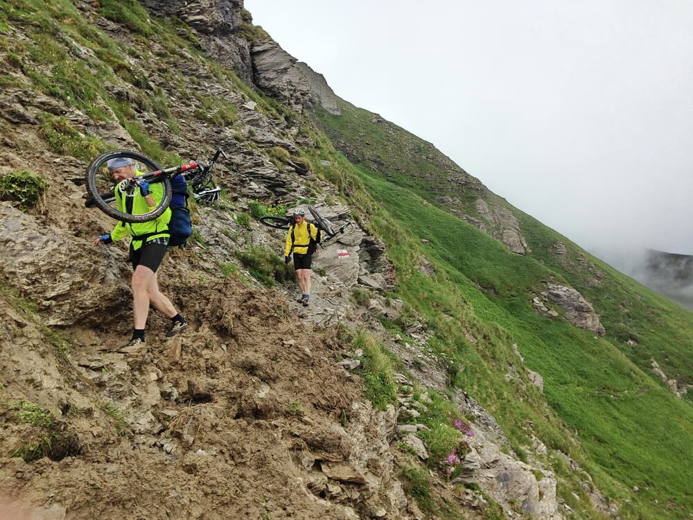 Liechtensteiner Höhenweg - leicht vermatschter und abgerutschter Pfad