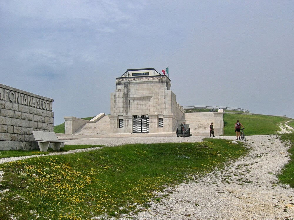 Monte Grappa: am Denkmal das Rad schieben. Der freundlichen Bitte kommen wir gerne nach!