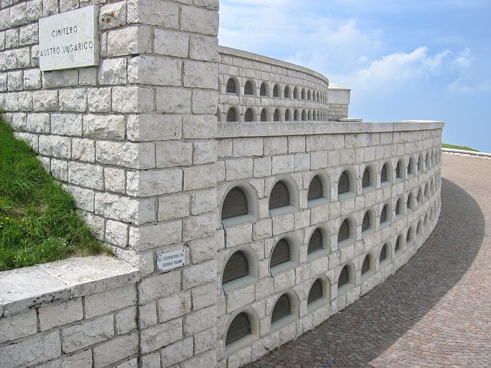 Monte Grappa: es wird auch den Gefallenen des Gegners die letzte Ehre erwiesen