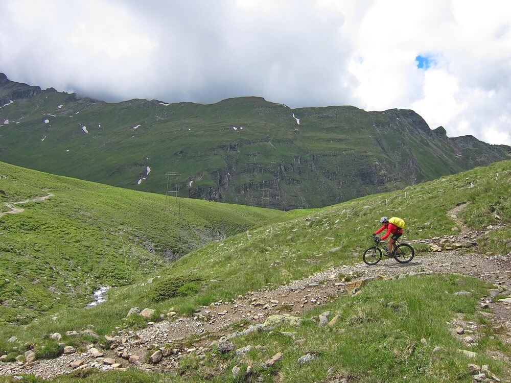 Abfahrt vom Tomülpass