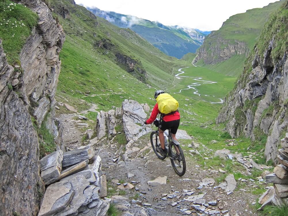 Abfahrt vom Tomülpass - Riedboda