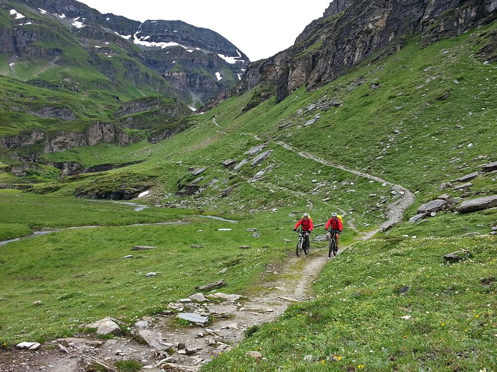 Abfahrt vom Tomülpass - Riedboda