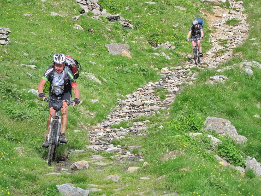Trail bei der Abfahrt vom Passo dell'Uomo