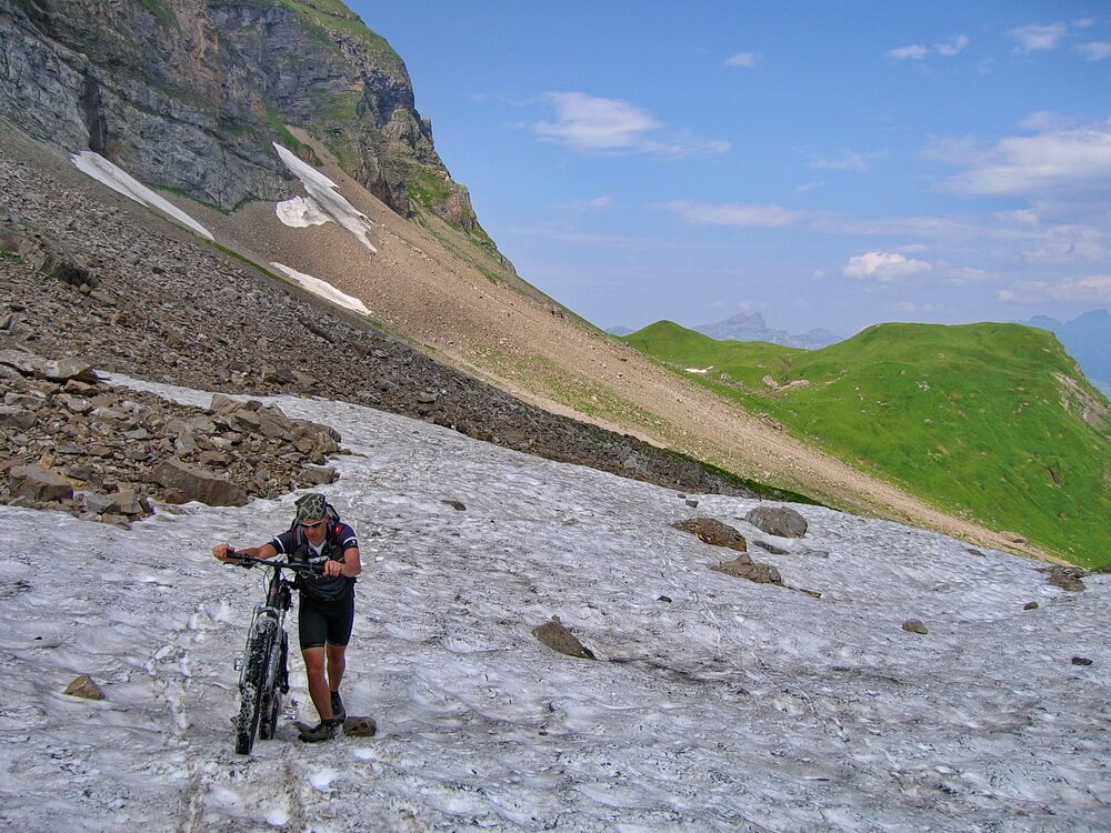 Aufstieg zum Surenenpass: Schieben über Schneefelder
