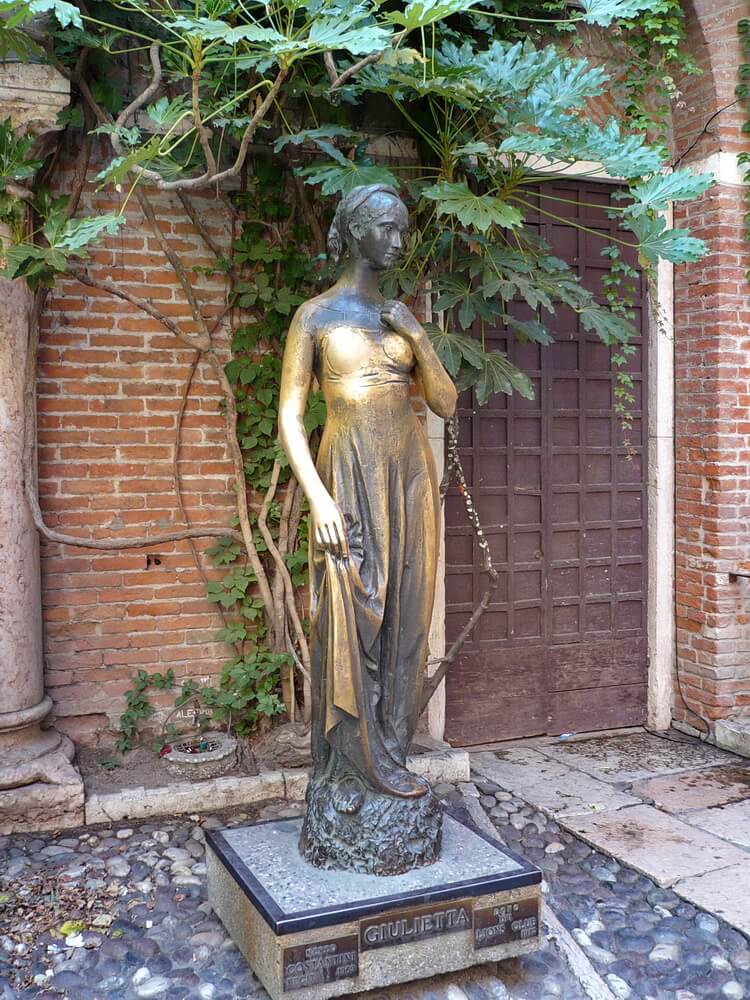 In Verona dreht sich alles um Romeo, Julia und die Arena. Julia
