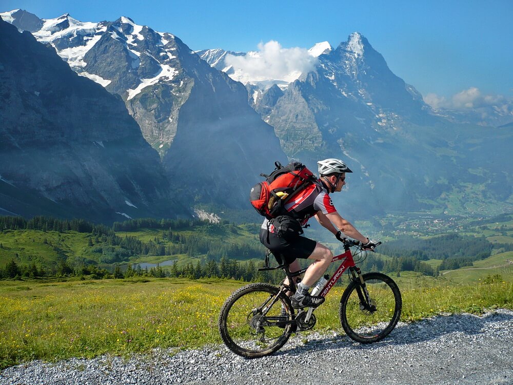 Panoramaweg, links Schreckhorn, dann Mönch und Eiger