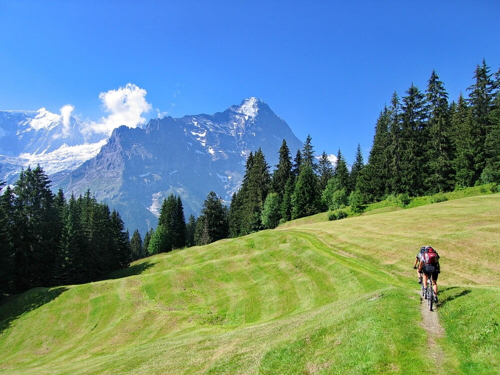 Abfahrt nach Grindelwald, hinten der Eiger
