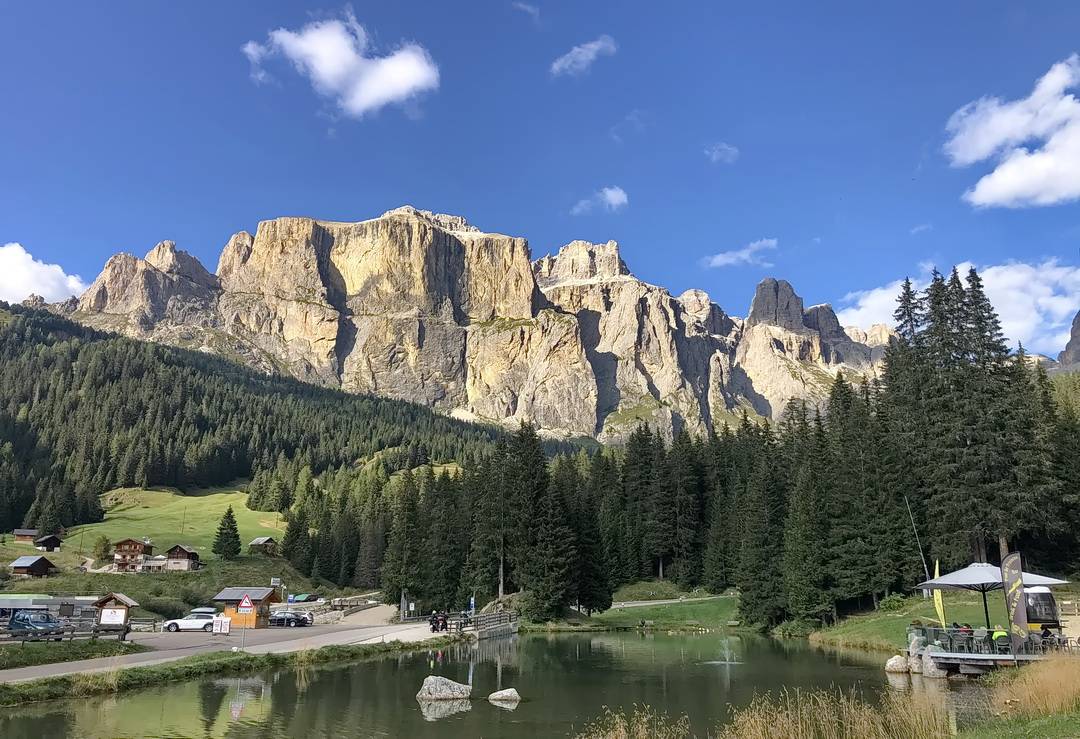 Lupo Bianco mit Blick zur Sella