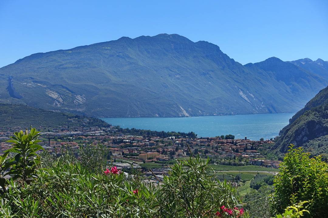 Gardasee: Blick auf Riva und den Altissimo