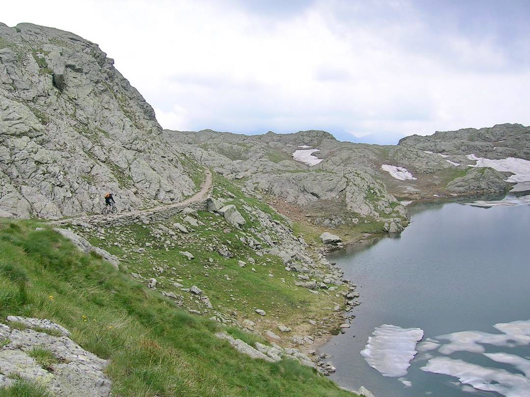 Hinter dem Pass liegt ein kleiner See, auf dem noch Eisschollen schwammen