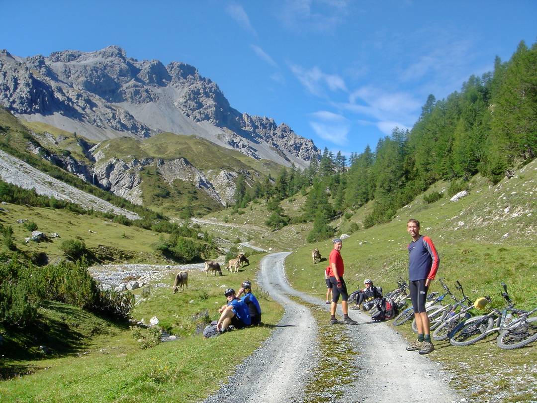 An der Alp Praveder gibt es eine Wasserstelle - perfekt, um zu warten, damit die Gruppe wieder zusammen kommt