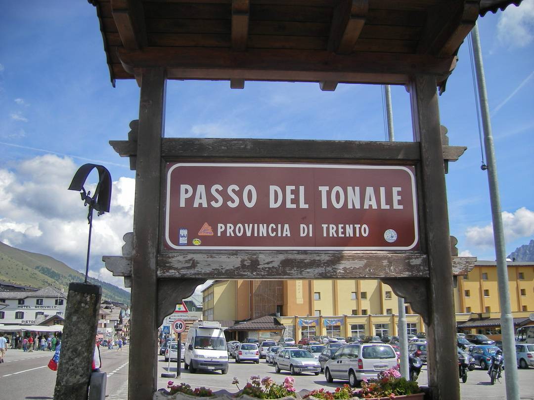 Passo Tonale: rechts vom Schild ist gleich die Kaffeestube