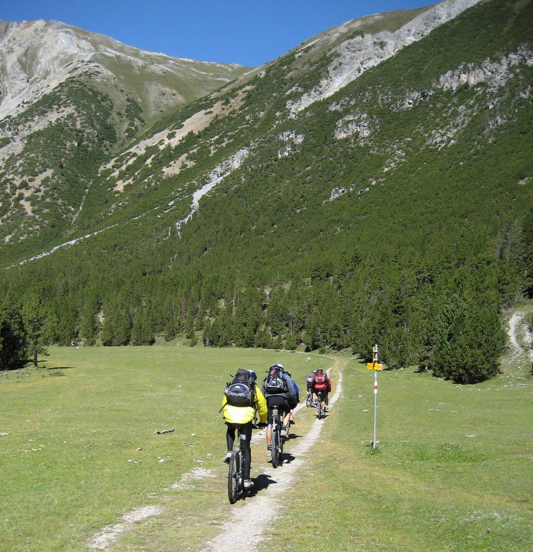 Val Mora: später wird aus der Schotterpiste ein Wiesentrail.