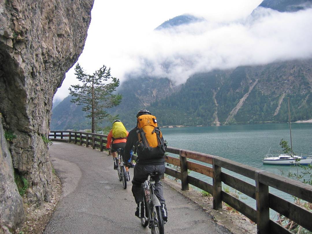 Entlang des Achensees bei der ersten Erkundung der Route für die Transalp München – Venedig – Foto: Dietmar Orgas