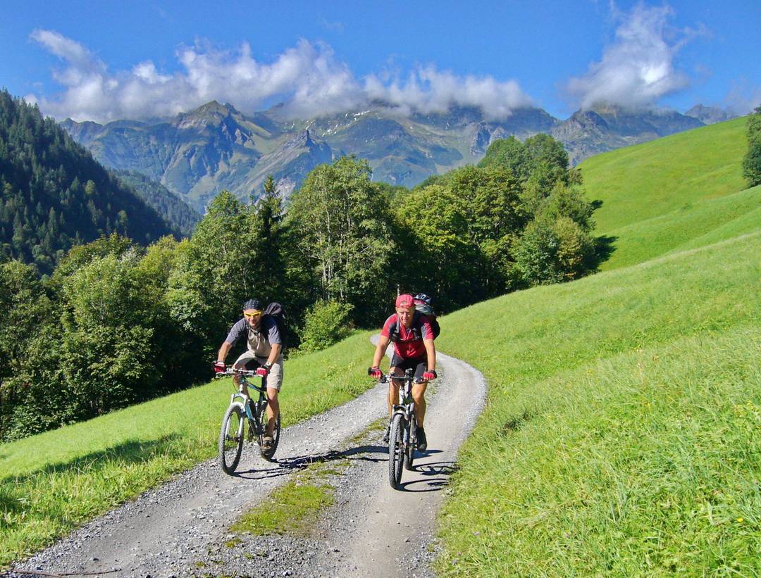 Darko (links im Bild) mit mir auf dem Weg zum Risetenpass
