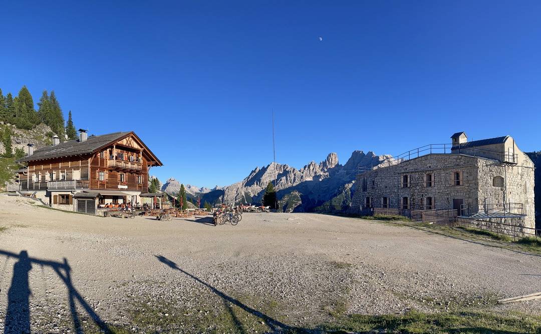Dürrensteinhütte auf der Plätzwiese – im Hintergrund Monte Cristallo