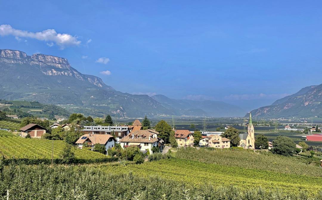Frangart Blick vom Radweg auf der alten Bahntrasse über Frangart ins Etschtal Richtung Meran