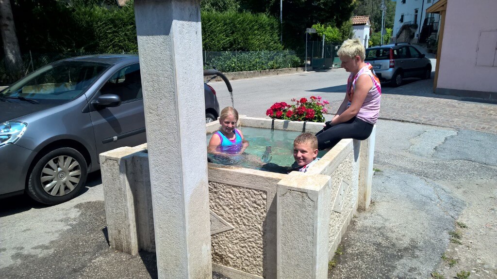 Abkühlung im Brunnen