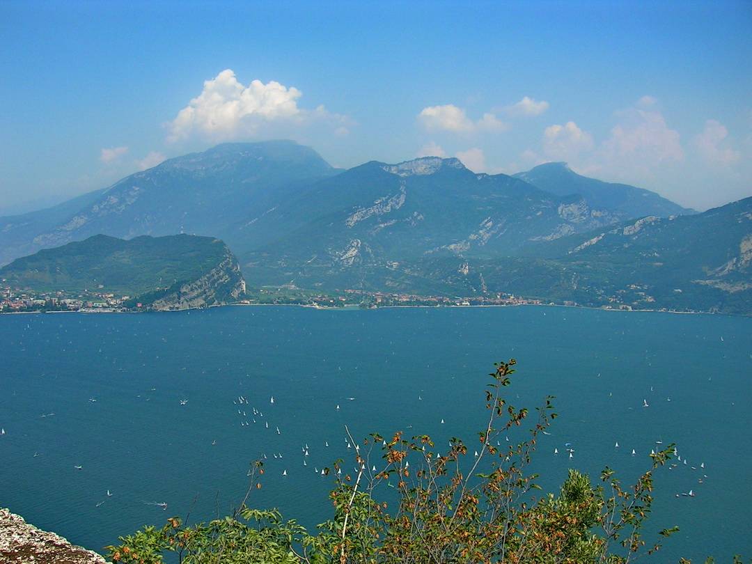 Panorama von der Ponalestraße auf Riva, den Monte Brione und Torbole