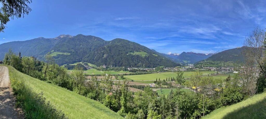 Panoroma über das Eisacktal - rechts im Bild liegt Sterzing